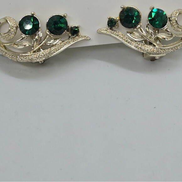 Vintage Signed LISNER Gold Tone Green Rhinestone Clip On Earrings - Picture 3 of 9